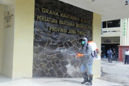 Cegah COVID-19, PWI Jatim bagi-bagi cairan pembersih tangan ke jurnalis