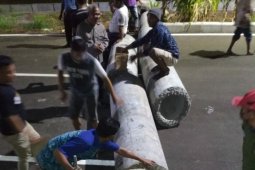 Puluhan warga Kedung Cowek Surabaya blokade jalan JLLT