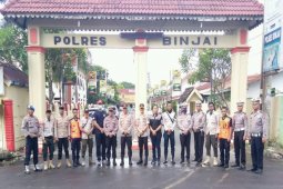Polres Binjai semprot berbagai ruas jalan dengan disinfektan antispasi COVID-19
