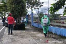 Antisipasi virus COVID-19, PDIP Belitung semprotkan cairan disinfektan
