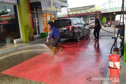 Pertamina bersama Damkar Cianjur sterilisasi SPBU dengan disinfektan