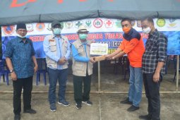 Gubernur Jambi serahkan bantuan pribadi Rp50 juta untuk penanganan COVID-19