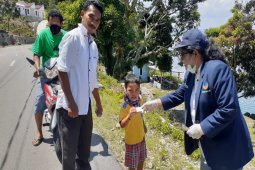Antisipasi sebaran COVID-19, kader Nasdem Lucyana Siregar semprot disinfektan dan bagikan vitamin C