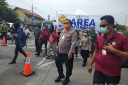 Kapolda Jatim pantau penyemprotan disinfektan warga menuju Madura