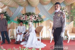 Cegah penyebaran COVID-19, Polisi bubarkan resepsi pernikahan