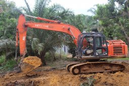 Prajurit TMMD kerahkan alat berat tuntaskan pekerjaan