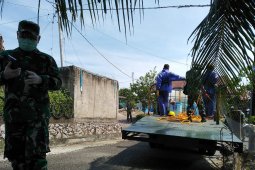 Tim gugus tugas penanganan COVID-19 semprotkan disinfektan di Montasik