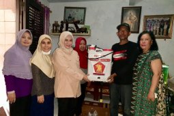 Legislator Gerindra bagikan sejumlah alat semprot disinfektan ke warga Surabaya