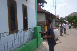 Warga Rangkasbitung, Lebak,  lakukan penyemprotan disinfektan cegah corona
