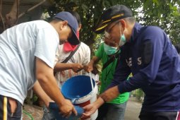 Demokrat Kota Surabaya gerakkan kader lakukan penyemprotan disinfektan