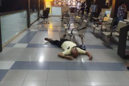 Seorang pria mendadak pingsan dan kejang-kejang di SPKT Polda Metro Jaya