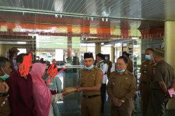 Bupati Parosil berikan bantuan kepada keluarga pasien COVID-19 asal Lampung Barat di Jakarta