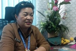Di tengah wabah COVID-19 petugas medis RSUD Penajam gunakan jas hujan