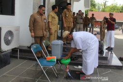 Contoh cegah Covid 19, Paman Birin cuci tangan sebelum masuk Rumdis Bupati HST