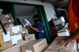 Benarkah kurir tetap bekerja meski positif COVID-19? ini faktanya!