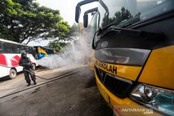 Kendaraan umum masuk Sintang di semprot disinfektan