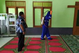 Sejumlah rumah ibadah jadi sasaran penyemprotan disinfektan di Cirebon