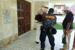 Alfamidi semprot disinfektan cegah penyebaran virus corona di Ambon