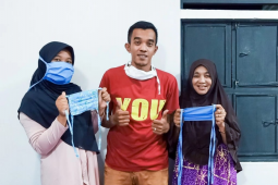 Masker langka, pemuda Kayong Utara buat masker dari kain