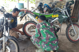 Anggota Satgas TMMD servis sepeda motor sebelum ke lokasi