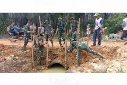 Personel Satgas TMMD dan warga bangun kupingan gorong-gorong