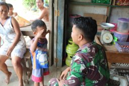 Prajurit Satgas TMMD, kenalkan sosok TNI sejak dini