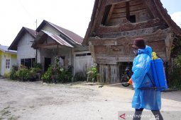 Cegah sebaran COVID-19, TPL semprot dua ribu liter cairan disinfektan di Parmaksian Toba