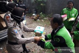Polisi berbagi sembako sembari edukasi masyarakat tetap di rumah