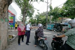 Cegah penyebaran COVID-19, IIK Bhakti Wiyata bagikan "hand sanitizer" dan jamu