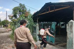 Pramuka Polbangtan Medan bantu masyarakat semprot disinfektan