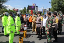 Polda Malut semprot desinfektan secara serentak cegah COVID -19