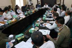 TNI - Polri di Kapuas Hulu siap kawal pendistribusian bansos terkait COVID - 19