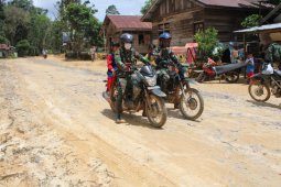 Pulang ngaji diantara prajurit, anak-anak ini merasa senang