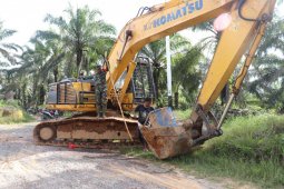 Personel TMMD bantu isi BBM alat berat