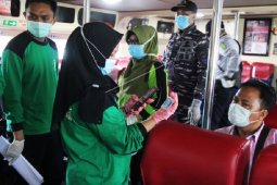 Petugas pelabuhan awasi kedatangan TKI