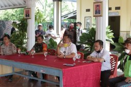 Relawan dan masyarakat lakukan penyemprotan disinfektan di Pekon Wonodadi