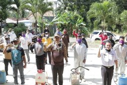 Kwarcab Pramuka Pringsewu lakukan disinfektan di rumah-rumah warga