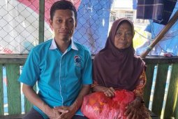 Kader Partai Gelora Penajam bagikan sembako kepada warga