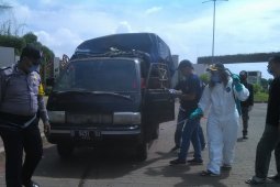 Truk sampah disemprot disinfektan di TPA Burangkeng cegah COVID-19