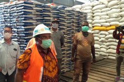 Wali Kota Sorong mengecek ketersediaan stok bahan pokok