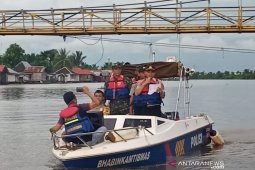 Polisi susur sungai ingatkan warga patuhi Maklumat Kapolri