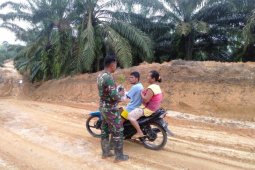 Prajurit TMMD bagikan bibit penghijauan