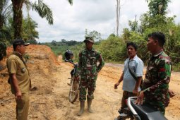 Prajurit dan kades tinjau lokasi TMMD