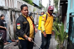 Legislator Golkar bagikan alat semprot disinfektan ke warga Kota Surabaya