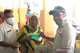 Komitmen DPRD perangi Covid-19, bagikan ribuan masker