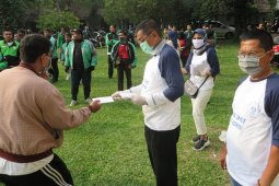 Dengan protokol 'physical distancing' IKA USU Sumut bantu warga sekitar USU