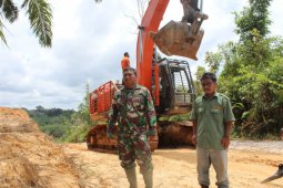 Personel Satgas TMMD dan warga awasi pengerjaan jalan