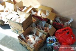 Relawan aksi cegah corona bagikan paket sembako gratis