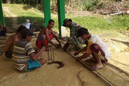 Personel Satgas TMMD bantu pembangunan fasilitas Masjid di Dusun Sekura