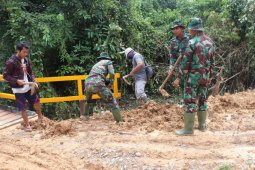 Rampung dibangun, Prajurit Satgas TMMD dan warga bersihkan lingkungan jembatan